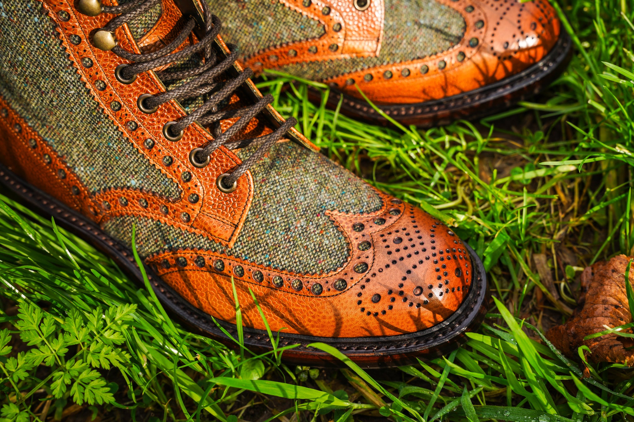 Robinson-Huxley-AlmondGrain_GreenTweed-Lifestyle-1