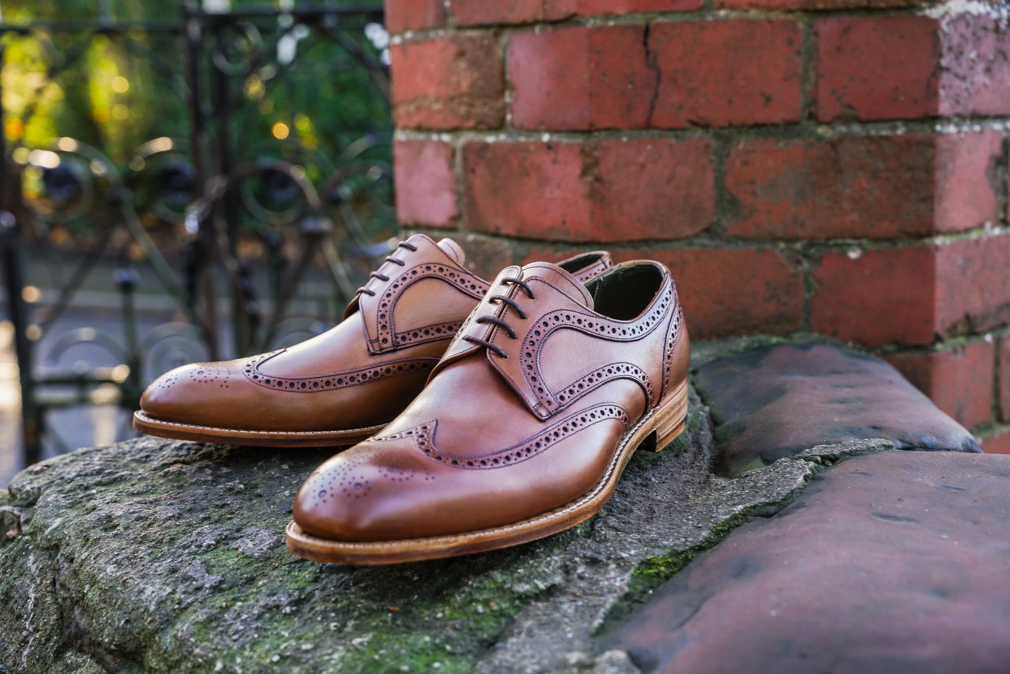mens-robinson-wilde-shoes-4195GW20-brown-hand-painted-lifestyle1
